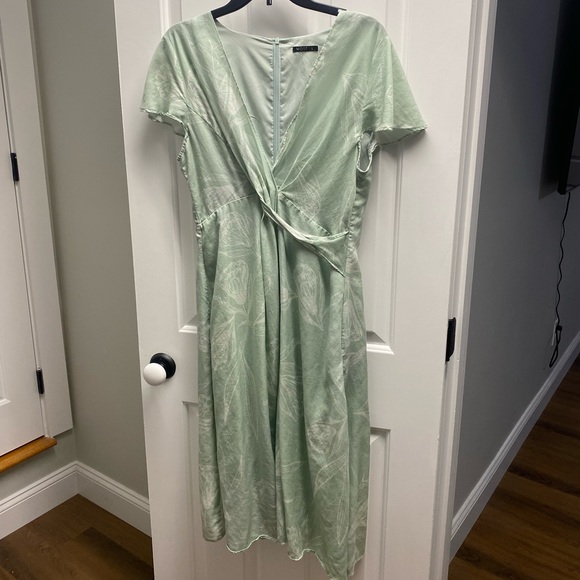 LINEN FITTED TULIP DRESS size large - Picture 6 of 8